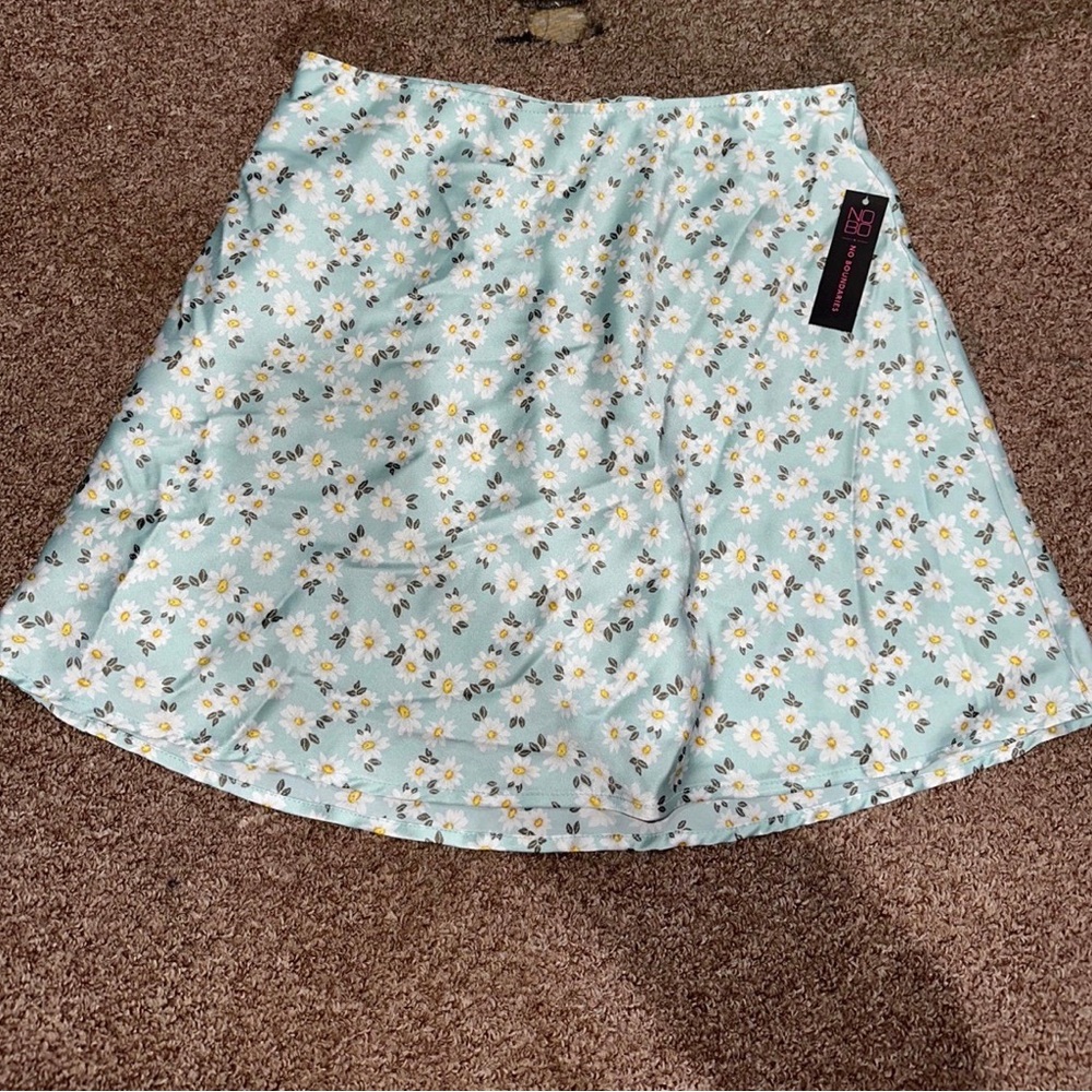 No boundaries white daisies women’s floral mini skirt size small, 3-5! - Picture 1 of 4